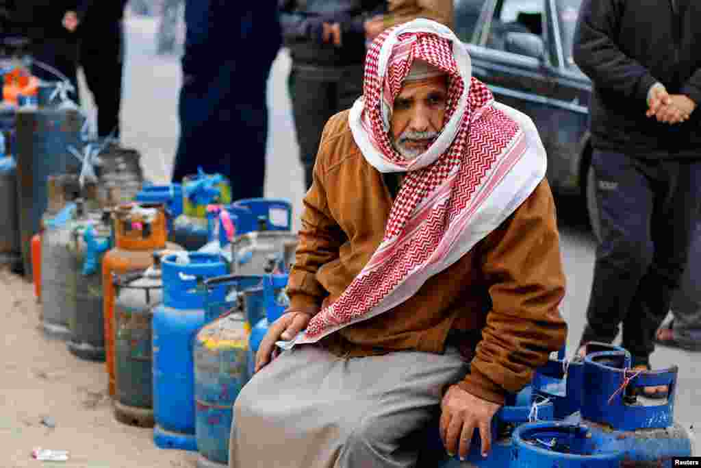 Еден Палестинец чека да ги наполни своите боци со гас за готвење во јужниот дел на Појасот Газа.