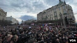 Arhiva - Građani okupljeni na protesnom skupu protiv izbornih nepravilnosti "Ne pristajemo", u organizaciji ProGlasa, na Terazijama, u Beogradu, 30. decembra 2023. (Foto: Glas Amerike/Stefan Miljuš)