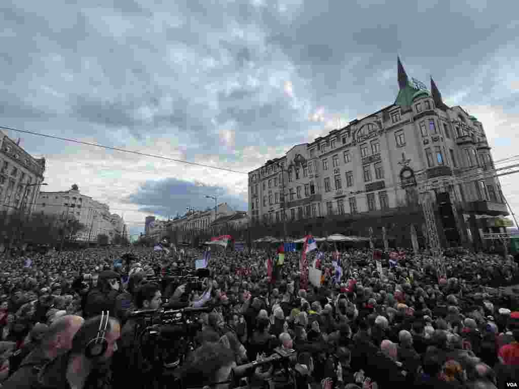 Građani okupljeni na protesnom skupu protiv izbornih nepravilnosti &quot;Ne pristajemo&quot;, u organizaciji ProGlasa, na Terazijama, u Beogradu, 30. decembra 2023. (Foto: Glas Amerike/Stefan Miljuš)