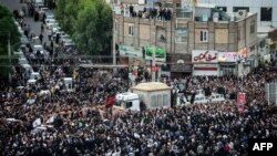 Waombolezaji wakihudhuria msafara wa mazishi ya Rais wa Iran Ebrahim Raisi katika Madhehebu ya Waislamu wa Shiite huko Qom, Mei 21, 2024. Picha na HAMID ABEDI / IRNA / AFP.
