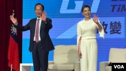 郭台铭（左）宣布与资深演员赖佩霞搭档角逐2024台湾总统大选。（美国之音特约记者杨安摄影）