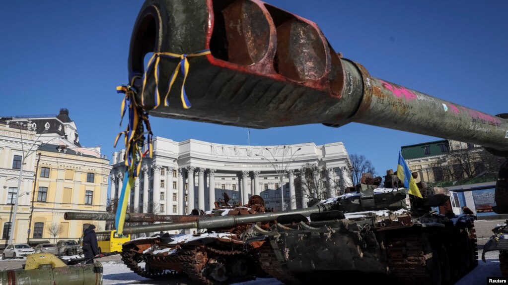 基辅市中心展示的被摧毁的入侵俄军坦克。(2023年2月8日)
