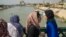 Moun kanpe sou "pon martir yo" ki travese rivye Tigris la nan Baghdad, Iraq, 24 Fevriye 2023.
