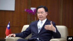 台湾外交部长吴钊燮在台北接受美联社采访。（2024年5月17日）