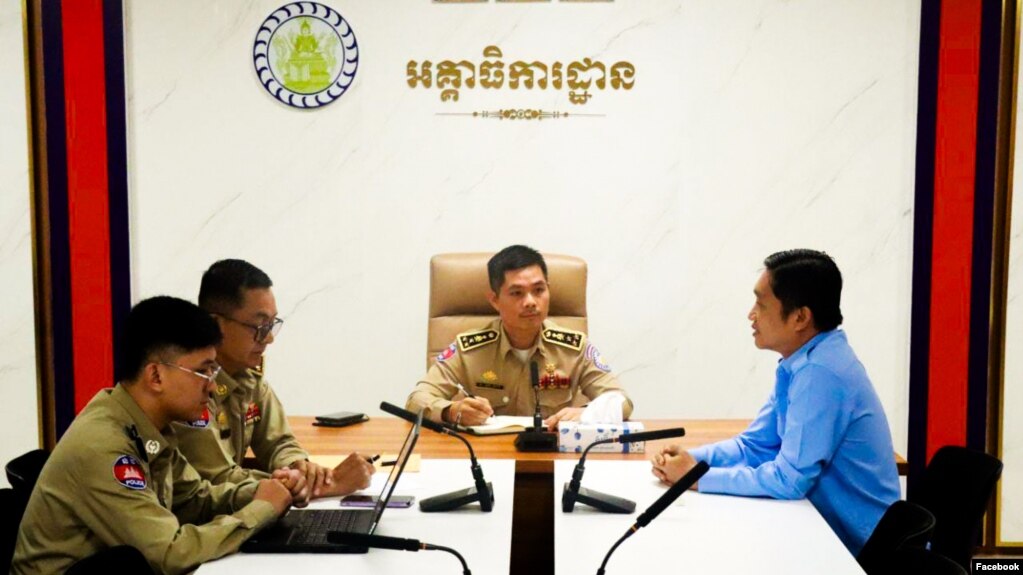 សកម្មភាពសាកសួរ​ឧត្តមសេនីយ៍ កែវ សារ៉ាវុធ ដែលជាប្រធានក្រុមការងារចុះទៅធ្វើសវនកម្មក្នុងស្រុកសាមគ្គីមានជ័យ ខេត្តកំពង់ស្ពឺ នៅក្រសួងមហាផ្ទៃ រាជធានីភ្នំពេញ កាលពីថ្ងៃទី២១ ខែឧសភា ឆ្នាំ២០២៤។ (Facebook / Ministry of Interior)
