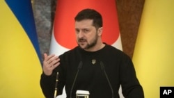 Presiden Ukraina Volodymyr Zelenskyy dalam konferensi pers bersama dengan Perdana Menteri Jepang Fumio Kishida, di Ukraina, Selasa, 21 Maret 2023. (AP/Efrem Lukatsky)