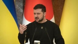 Presiden Ukraina Volodymyr Zelenskyy dalam konferensi pers bersama dengan Perdana Menteri Jepang Fumio Kishida, di Ukraina, Selasa, 21 Maret 2023. (AP/Efrem Lukatsky)