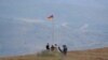 Bir grup kişi Ermenistan-Azerbaycan sınırına Ermeni bayrağı yerleştiriyor