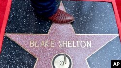 Penyanyi musik country Blake Shelton menerima bintang di Hollywood Walk of Fame di Los Angeles, Jumat, 12 Mei 2023. (Jordan Strauss/Invision/AP)