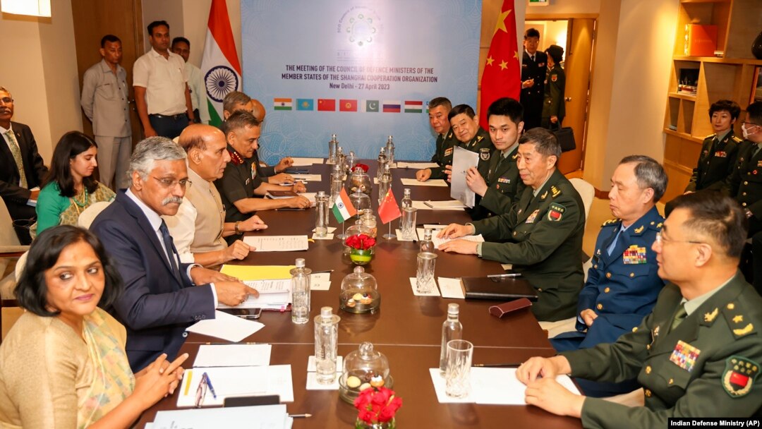 Bộ trưởng Quốc phòng Ấn Độ Rajnath Singh (thứ ba bên trái) tham dự cuộc họp với người đồng cấp Trung Quốc Lý Thượng Phúc (thứ ba bên phải) trong Hội nghị Bộ trưởng Quốc phòng Tổ chức Hợp tác Thượng Hải ở New Delhi, ngày 27 tháng 4 năm 2023.