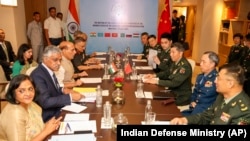Bộ trưởng Quốc phòng Ấn Độ Rajnath Singh (thứ ba bên trái) tham dự cuộc họp với người đồng cấp Trung Quốc Lý Thượng Phúc (thứ ba bên phải) trong Hội nghị Bộ trưởng Quốc phòng Tổ chức Hợp tác Thượng Hải ở New Delhi, ngày 27 tháng 4 năm 2023.
