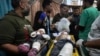 2023年12月11日，在以色列轰炸加沙地带受伤的巴勒斯坦儿童被送往加沙地带代尔巴拉的医院。（美联社照片）