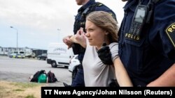 Polisi mengevakuasi paksa aktivis iklim Greta Thunberg saat organisasi Ta Tillbaka Framtiden, memblokir pintu masuk ke Oljehamnen di Malmo, Swedia, 19 Juni 2023.