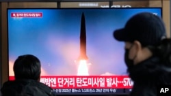 지난 18일 한국 서울역 이용객들이 북한 장거리 탄도미사일 발사 TV 뉴스를 시청하고 있다. (자료사진)