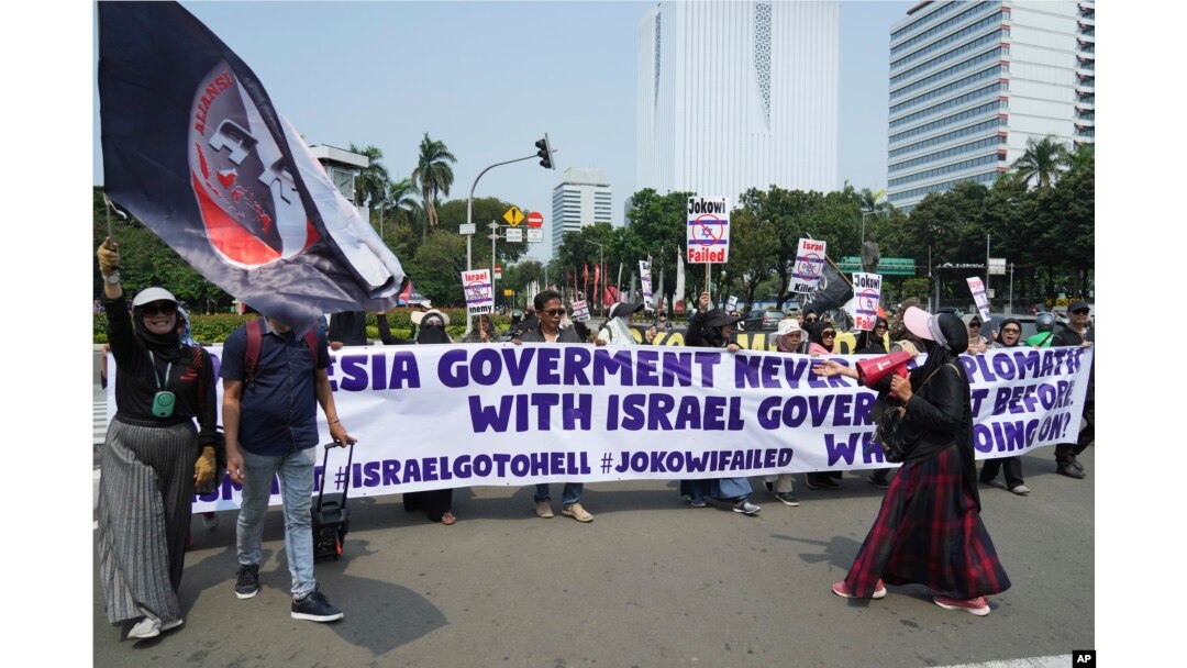 Aksi unjuk rasa di Jakarta, Senin, 20 Maret 2023, memprotes partisipasi tim Israel di Piala Dunia FIFA U-20 di Indonesia. (AP/Achmad Ibrahim)