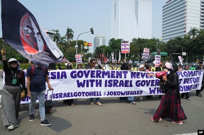 Aksi unjuk rasa di Jakarta, Senin, 20 Maret 2023, memprotes partisipasi tim Israel di Piala Dunia FIFA U-20 di Indonesia. (AP/Achmad Ibrahim)