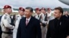 法国总统马克龙与中国国家主席习近平在法国西南部的塔布机场检阅法国军人。两国领导人在比利牛斯山举行一对一直接会谈。（2024年5月7日）