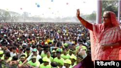 ময়মনসিংহ নগরীর সার্কিট হাউস মাঠে এক সমাবেশে হাত নাড়িয়ে অভ্যর্থনা জানাচ্ছেন শেখ হাসিনা। শনিবার, ১১ মার্চ, ২০২৩। 