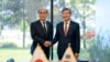 2023年5月3日，日本国家安全顾问秋叶武夫（左）与韩国国家安全事务顾问赵泰勇（右）在首尔握手。（韩国总统府办公室提供）
