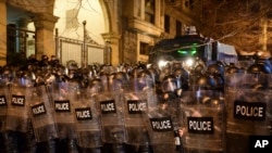 格鲁吉亚警察封锁首都一条道路，阻止抗议活动。（2023年3月8日）