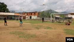 Fallas en el transporte público, el alto costo de la vida y las limitaciones en la estructura deportiva complican el sueño deportivo.