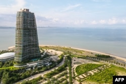 Carnelian Tower (Kiri) di Forest City, sebuah proyek pengembangan yang diluncurkan di bawah Inisiatif Sabuk dan Jalan China, di Gelang Patah di negara bagian Johor, Malaysia. (Foto: AFP/Mohd RASFAN)