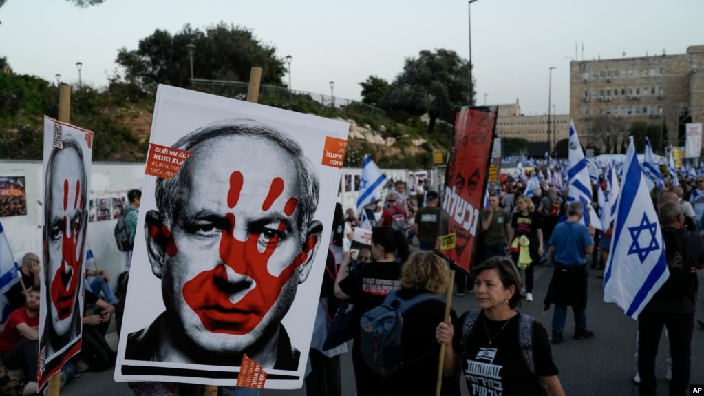 以色列民众在耶路撒冷议会大厦外面举行反政府示威。(2024年3月31日）(photo:VOA)
