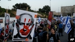 以色列民众在耶路撒冷议会大厦外面举行反政府示威。(2024年3月31日）