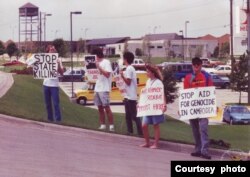 និស្សិត​សាកលវិទ្យាល័យ Texas A&M ធ្វើបាតុកម្មប្រឆាំងមេដឹកនាំ​ខ្មែរក្រហម ដូចជា លោក ខៀវ សំផន ដែល​មកអង្គុយ​នៅ​អង្គការ​សហប្រជាជាតិ ក្នុងខែធ្នូ ឆ្នាំ១៩៨៨។ (រូបថតដោយ ឆាំង យុ)