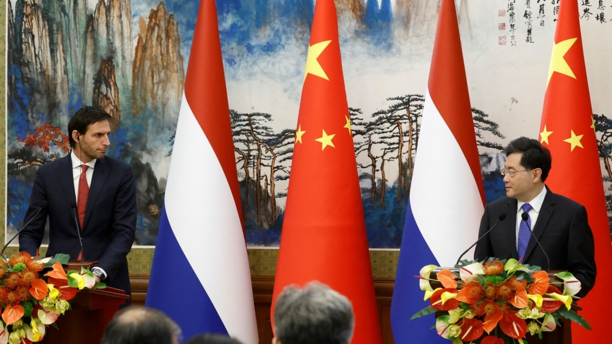 荷兰外交大臣在中国说，保护经济是优先要务