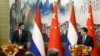 时任荷兰副首相兼外交大臣胡克斯特拉与时任中国外长秦刚2023年5月23日在北京举行联合记者会。（路透社）