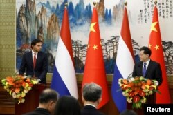 资料照：荷兰副首相兼外交大臣胡克斯特拉与中国外长秦刚在北京举行联合记者会。（2023年5月23日）