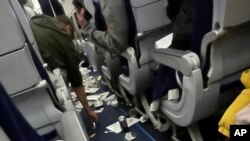 Bandejas de comida y otros objetos esparcidas dentro de la cabina cuando el vuelo 469 de Lufthansa desde Austin, Texas, se dirigía a Frankfurt, Alemania, experimentó una turbulencia y fue desviado al Aeropuerto Internacional Washington Dulles, Virginia, donde aterrizó de manera segura el miércoles 1 de marzo. de 2023