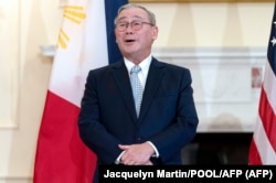 Menteri Luar Negeri Filipina Teodoro Locsin saat bertemu dengan Menteri Luar Negeri AS Antony Blinken di Departemen Luar Negeri AS di Washington DC, 9 September 2021. (Foto: Jacquelyn Martin / POOL / AFP)