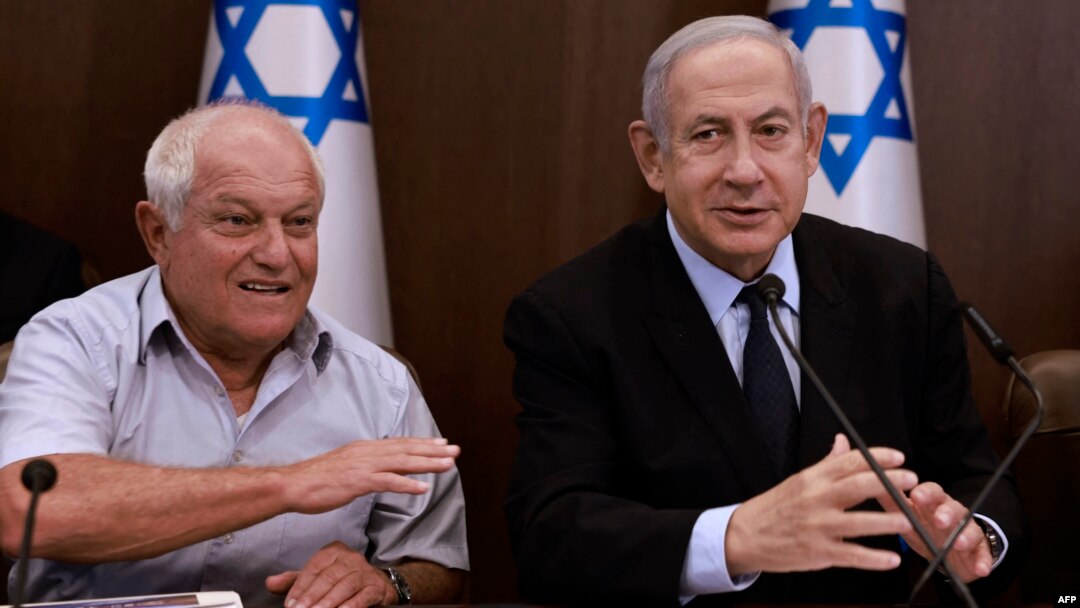 Menteri Pariwisata Israel Haim Katz, kiri, menghadiri rapat kabinet yang dipimpin PM Benjamin Netanyahu di Yerusalem, 27 Agustus 2023. Katz kunjungi Arab Saudi pada 26 September 2023, kunjungan pertama anggota kabinet Israel ke Saudi.