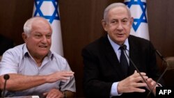 Menteri Pariwisata Israel Haim Katz, kiri, menghadiri rapat kabinet yang dipimpin PM Benjamin Netanyahu di Yerusalem, 27 Agustus 2023. Katz kunjungi Arab Saudi pada 26 September 2023, kunjungan pertama anggota kabinet Israel ke Saudi.