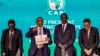 Patrice Motsepe, président de la CAF (centre), a annoncé que le Kenya, l'Ouganda et la Tanzanie accueilleraient la CAN 2027.