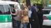 İran polisi İslam Respublikasının geyim qaydalarına riayət etməyə qadınları maşına mindirir 