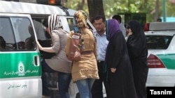 İran polisi İslam Respublikasının geyim qaydalarına riayət etməyə qadınları maşına mindirir 
