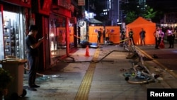 1일 한국 서울 중구 시청역 인근에서 차량 사고로 인해 길가 가드레일과 건물 벽면 등이 손상되어 있다.