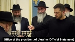 Президент Украины Владимир Зеленский принимает участие в церемонии зажигания ханукальных свечей (декабрь 2023)