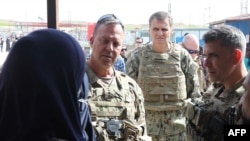 مایکل کوریلا، قوماندان فرماندهی مرکزی ایالات متحده، هنگام بازدید از یکی از کمپ‌هایی سوریه که نزدیکان تندروان داعش در آن به سر می‌برند