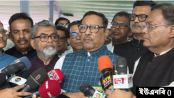 ধানমন্ডির ৩২ নম্বরে বঙ্গবন্ধুর প্রতি শ্রদ্ধা নিবেদন শেষে সাংবাদিকদের সঙ্গে আওয়ামী লীগ সাধারণ সম্পাদক ওবায়দুল কাদের। ১৭ মার্চ, ২০২৪।