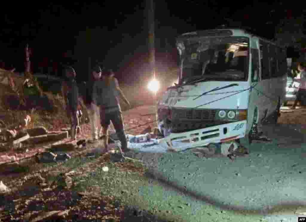 Los medios de comunicación locales mostraron una vista aérea del lugar del accidente, con partes del autobús siniestrado tendidas a lo largo de la carretera y múltiples equipos de rescate en la zona.