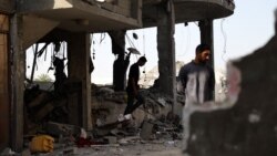 Warga Palestina memeriksa kerusakan pasca pengeboman Israel di Rafah di Jalur Gaza selatan pada 3 Mei 2024, di tengah konflik yang sedang berlangsung antara Israel dan Hamas. (Foto: AFP)