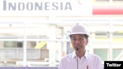 Presiden Joko Widodo meresmikan ekspansi PT Smelting di Kabupaten Gresik, Jawa Timur, yang dibangun di dalam kawasan industri Java Integrated Industrial and Port Estate (JIIPE), 14 Desember 2023. (Twitter/@jokowi)