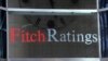 ARCHIVO - Esta fotografía muestra carteles de Fitch Ratings, el domingo 9 de octubre de 2011, en Nueva York.