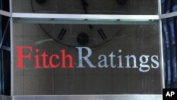 ARCHIVO - Esta fotografía muestra carteles de Fitch Ratings, el domingo 9 de octubre de 2011, en Nueva York.