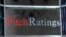 ARCHIVO - Esta fotografía muestra carteles de Fitch Ratings, el domingo 9 de octubre de 2011, en Nueva York.