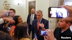 El presidente de la Cámara de Representantes de los EEUU, Kevin McCarthy, habla con los reporteros cuando llega al Capitolio en Washington, el 24 de mayo de 2023. REUTERS/Jonathan Ernst